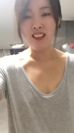 良家人妻的淫荡私生活，20小时，【放肆的水娃】，家人面前真空跳蛋下厨做饭，当场喷水，拖把都来不及拖，随时随地干 截图11