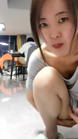 良家人妻的淫荡私生活，20小时，【放肆的水娃】，家人面前真空跳蛋下厨做饭，当场喷水，拖把都来不及拖，随时随地干 截图12