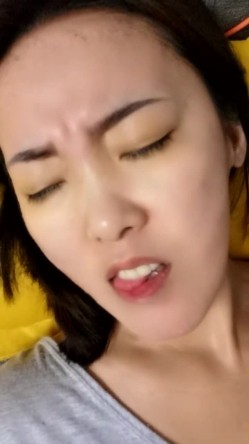 良家人妻的淫荡私生活，20小时，【放肆的水娃】，家人面前真空跳蛋下厨做饭，当场喷水，拖把都来不及拖，随时随地干 截图15