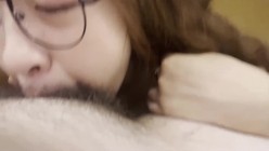天上飞机最快，地上眼镜最骚，极品颜值小情侣私拍泄密流出，清纯眼镜娘小姐姐被男友口爆深喉 爆操 截图15