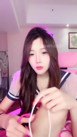 ️神级女神【董小姐】高端女神！模特身材~裸舞~道具自慰~白浆直流！ 截图8