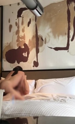 极品情侣酒店性爱 女友发现男友在偷拍，想要走却被抓住狂吻然后大屌插入，艹爽了就妥协了！ 截图13