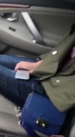 白皙漂亮的美女看见出差刚回来的男友突然开车接她下班,兴奋不已说：今天在车上玩玩吧.2人在马路边玩车震! 截图1