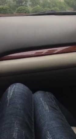 白皙漂亮的美女看见出差刚回来的男友突然开车接她下班,兴奋不已说：今天在车上玩玩吧.2人在马路边玩车震! 截图2