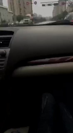 白皙漂亮的美女看见出差刚回来的男友突然开车接她下班,兴奋不已说：今天在车上玩玩吧.2人在马路边玩车震! 截图3