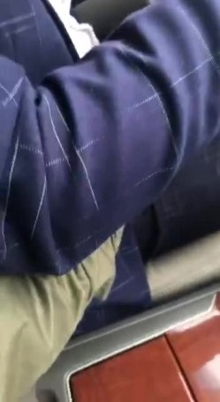 白皙漂亮的美女看见出差刚回来的男友突然开车接她下班,兴奋不已说：今天在车上玩玩吧.2人在马路边玩车震! 截图4