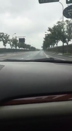 白皙漂亮的美女看见出差刚回来的男友突然开车接她下班,兴奋不已说：今天在车上玩玩吧.2人在马路边玩车震! 截图5