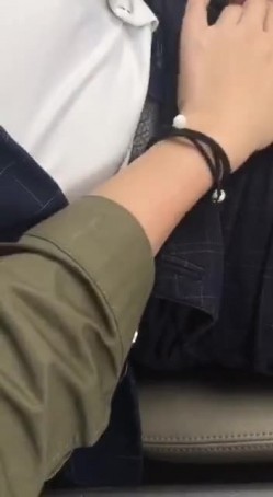 白皙漂亮的美女看见出差刚回来的男友突然开车接她下班,兴奋不已说：今天在车上玩玩吧.2人在马路边玩车震! 截图6