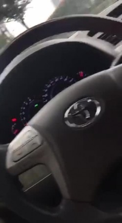 白皙漂亮的美女看见出差刚回来的男友突然开车接她下班,兴奋不已说：今天在车上玩玩吧.2人在马路边玩车震! 截图10