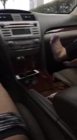 白皙漂亮的美女看见出差刚回来的男友突然开车接她下班,兴奋不已说：今天在车上玩玩吧.2人在马路边玩车震! 截图11