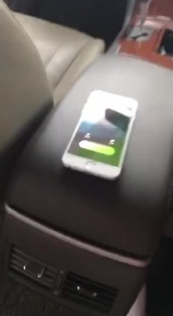 白皙漂亮的美女看见出差刚回来的男友突然开车接她下班,兴奋不已说：今天在车上玩玩吧.2人在马路边玩车震! 截图15