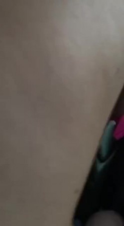 白皙漂亮的美女看见出差刚回来的男友突然开车接她下班,兴奋不已说：今天在车上玩玩吧.2人在马路边玩车震! 截图16