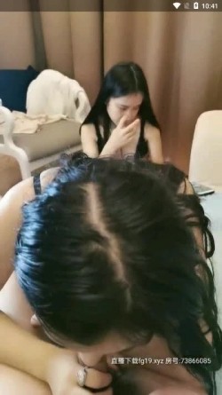 广西南宁小哥双飞两位大美女 广西美女皮肤确实有点黑 但脸蛋好美 其中一位长得很像迪丽热巴 异域风情美人 截图6
