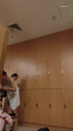 坑爹女主播【少女时代】潜入洗浴中心更衣室移动偷拍极品颜值身材小姐姐不穿内衣 截图1