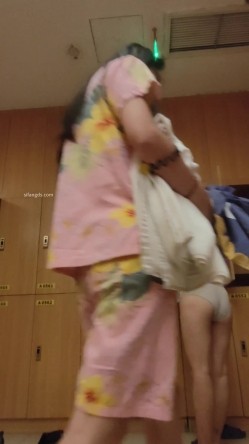 坑爹女主播【少女时代】潜入洗浴中心更衣室移动偷拍极品颜值身材小姐姐不穿内衣 截图2