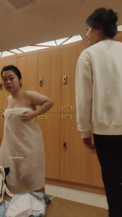 坑爹女主播【少女时代】潜入洗浴中心更衣室移动偷拍极品颜值身材小姐姐不穿内衣 截图4