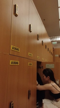 坑爹女主播【少女时代】潜入洗浴中心更衣室移动偷拍极品颜值身材小姐姐不穿内衣 截图5