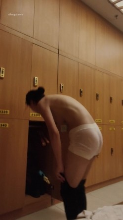 坑爹女主播【少女时代】潜入洗浴中心更衣室移动偷拍极品颜值身材小姐姐不穿内衣 截图6