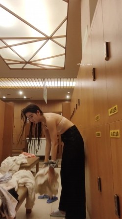 坑爹女主播【少女时代】潜入洗浴中心更衣室移动偷拍极品颜值身材小姐姐不穿内衣 截图7