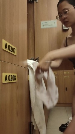 坑爹女主播【少女时代】潜入洗浴中心更衣室移动偷拍极品颜值身材小姐姐不穿内衣 截图9
