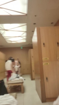 坑爹女主播【少女时代】潜入洗浴中心更衣室移动偷拍极品颜值身材小姐姐不穿内衣 截图11