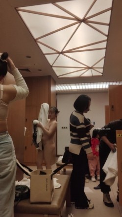 坑爹女主播【少女时代】潜入洗浴中心更衣室移动偷拍极品颜值身材小姐姐不穿内衣 截图12