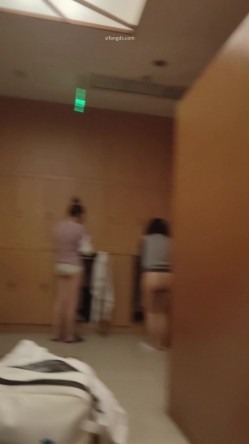 坑爹女主播【少女时代】潜入洗浴中心更衣室移动偷拍极品颜值身材小姐姐不穿内衣 截图13