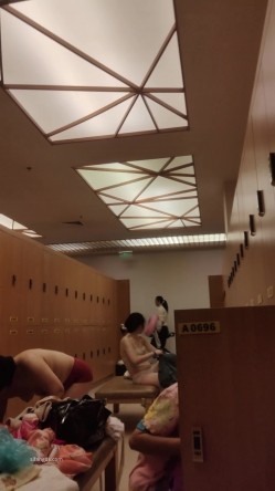 坑爹女主播【少女时代】潜入洗浴中心更衣室移动偷拍极品颜值身材小姐姐不穿内衣 截图14