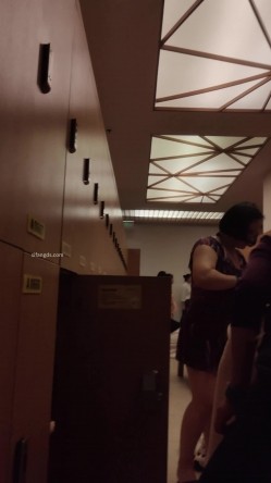 坑爹女主播【少女时代】潜入洗浴中心更衣室移动偷拍极品颜值身材小姐姐不穿内衣 截图15