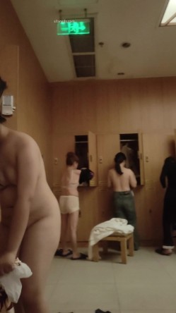 坑爹女主播【少女时代】潜入洗浴中心更衣室移动偷拍极品颜值身材小姐姐不穿内衣 截图16