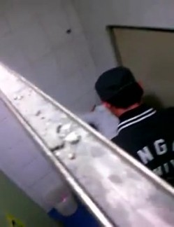 【极品稀缺 ️大开眼界】精彩公共场所啪啪被偷拍 ️最强刺激性爱甄选 ️网吧做爱 户外车震 公厕跪舔后入被发现 截图3