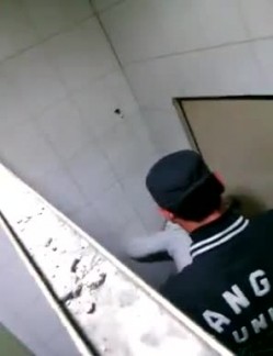 【极品稀缺 ️大开眼界】精彩公共场所啪啪被偷拍 ️最强刺激性爱甄选 ️网吧做爱 户外车震 公厕跪舔后入被发现 截图4