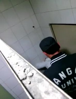【极品稀缺 ️大开眼界】精彩公共场所啪啪被偷拍 ️最强刺激性爱甄选 ️网吧做爱 户外车震 公厕跪舔后入被发现 截图5