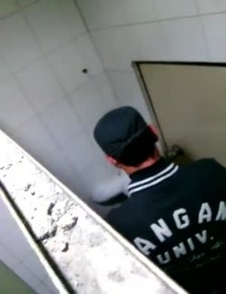 【极品稀缺 ️大开眼界】精彩公共场所啪啪被偷拍 ️最强刺激性爱甄选 ️网吧做爱 户外车震 公厕跪舔后入被发现 截图6