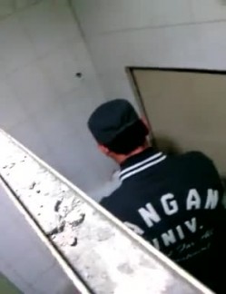 【极品稀缺 ️大开眼界】精彩公共场所啪啪被偷拍 ️最强刺激性爱甄选 ️网吧做爱 户外车震 公厕跪舔后入被发现 截图7