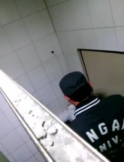 【极品稀缺 ️大开眼界】精彩公共场所啪啪被偷拍 ️最强刺激性爱甄选 ️网吧做爱 户外车震 公厕跪舔后入被发现 截图8