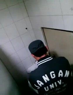 【极品稀缺 ️大开眼界】精彩公共场所啪啪被偷拍 ️最强刺激性爱甄选 ️网吧做爱 户外车震 公厕跪舔后入被发现 截图10