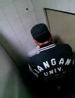 【极品稀缺 ️大开眼界】精彩公共场所啪啪被偷拍 ️最强刺激性爱甄选 ️网吧做爱 户外车震 公厕跪舔后入被发现 截图11