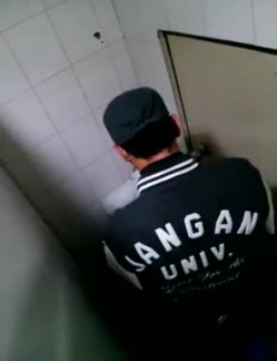 【极品稀缺 ️大开眼界】精彩公共场所啪啪被偷拍 ️最强刺激性爱甄选 ️网吧做爱 户外车震 公厕跪舔后入被发现 截图12