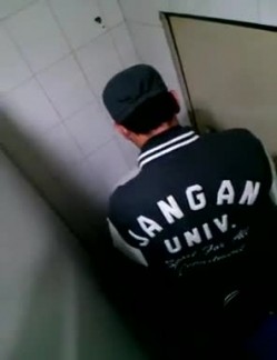 【极品稀缺 ️大开眼界】精彩公共场所啪啪被偷拍 ️最强刺激性爱甄选 ️网吧做爱 户外车震 公厕跪舔后入被发现 截图13