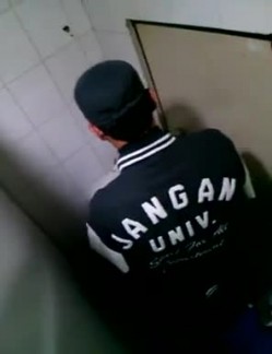 【极品稀缺 ️大开眼界】精彩公共场所啪啪被偷拍 ️最强刺激性爱甄选 ️网吧做爱 户外车震 公厕跪舔后入被发现 截图14