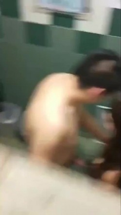 【极品稀缺 ️大开眼界】精彩公共场所啪啪被偷拍 ️最强刺激性爱甄选 ️餐厅厕所啪操宿醉女同学 高栏杆激情 高手在民间 截图3