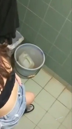 【极品稀缺 ️大开眼界】精彩公共场所啪啪被偷拍 ️最强刺激性爱甄选 ️餐厅厕所啪操宿醉女同学 高栏杆激情 高手在民间 截图4
