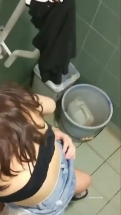 【极品稀缺 ️大开眼界】精彩公共场所啪啪被偷拍 ️最强刺激性爱甄选 ️餐厅厕所啪操宿醉女同学 高栏杆激情 高手在民间 截图5