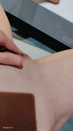 千年出一个的女神【蜜桃西西】太太太漂亮了~超级大秀骚弄舞姿诱惑~小穴掰开大特写，好像品一品！ 截图16