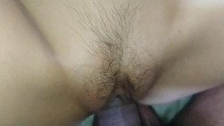 云盘高质露脸泄密！清纯漂亮美少女被老司机男友出租房调教成小母狗，日常抠B玩肏妹子又痛又爽的嗲叫 截图15