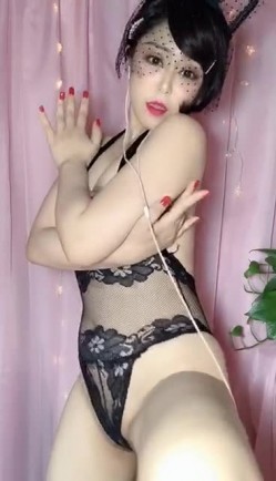 迷倒万千少男的万人迷熟女，极品难一遇，仿佛上海滩的交际花，人美极了配上一手老歌，魅力诱惑！ 截图13
