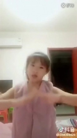 抖音上的那些疯狂羞羞的事 坑妈发骚 野战爆奶 纹身 路边撒尿等合集 抖音系统未及时删除的不雅小视频流出小集合 截图1