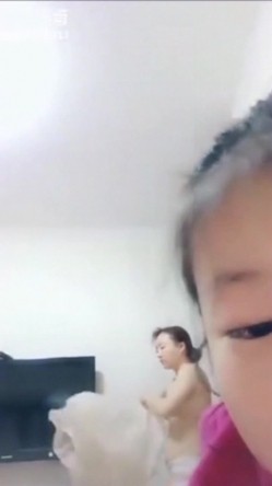 抖音上的那些疯狂羞羞的事 坑妈发骚 野战爆奶 纹身 路边撒尿等合集 抖音系统未及时删除的不雅小视频流出小集合 截图2