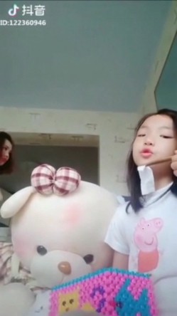 抖音上的那些疯狂羞羞的事 坑妈发骚 野战爆奶 纹身 路边撒尿等合集 抖音系统未及时删除的不雅小视频流出小集合 截图4